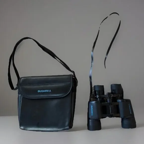 BUSHNELL 13–2140 K, 288ft @ 1000 YDS @ 7X POWER ZOOM BINOCULAR W/Carrying Bag